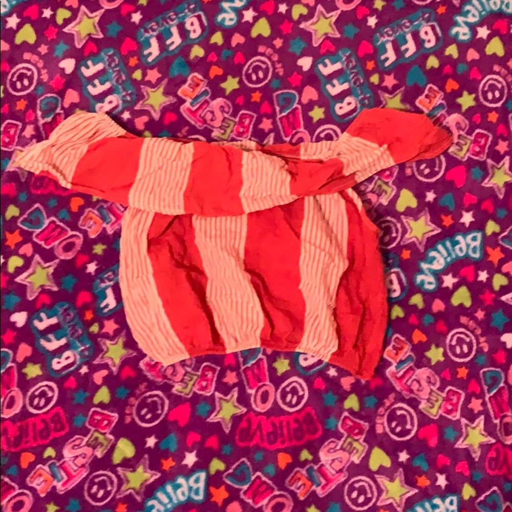 A off the shoulder crop top in good condition 😁💕